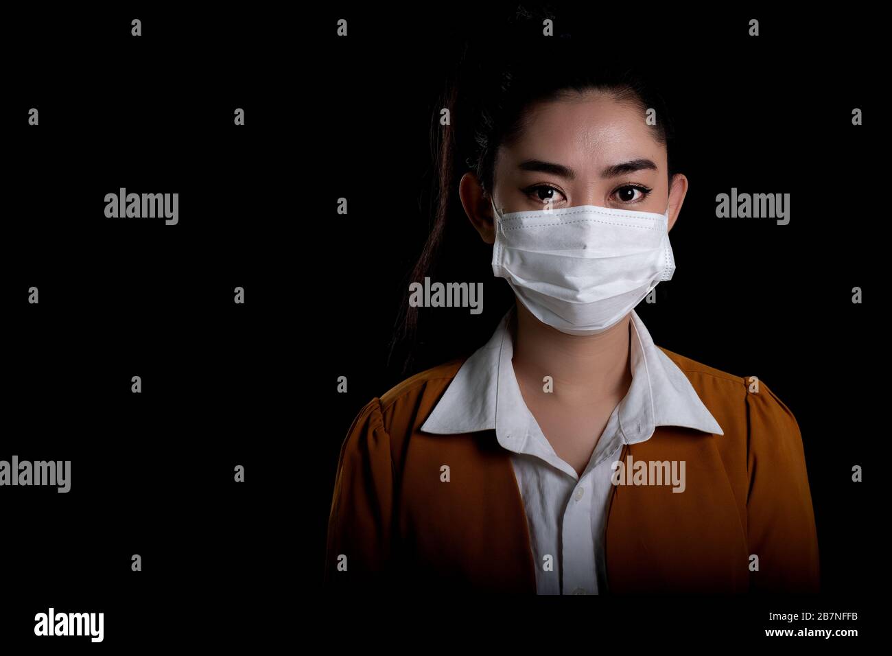 Femme d'affaires de la jeune femme d'Asie mettant sur un masque respiratoire N 95 pour protéger contre les maladies respiratoires aéroportées comme les PM2,5 de coronavirus covid-19 de grippe Banque D'Images