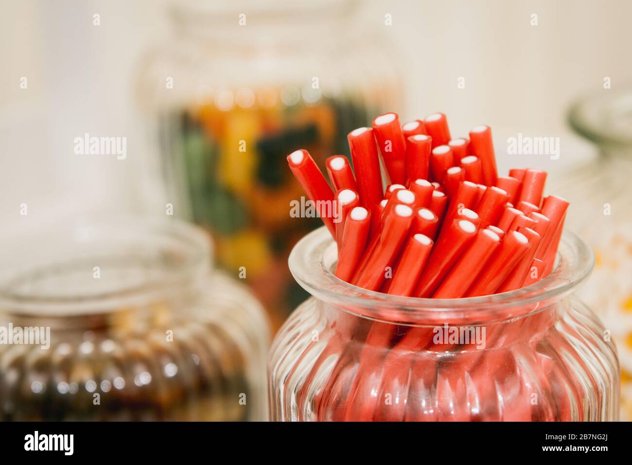 Bonbons bonbons bonbons pot sur une table de dessert à la fête ou la célébration de mariage Banque D'Images