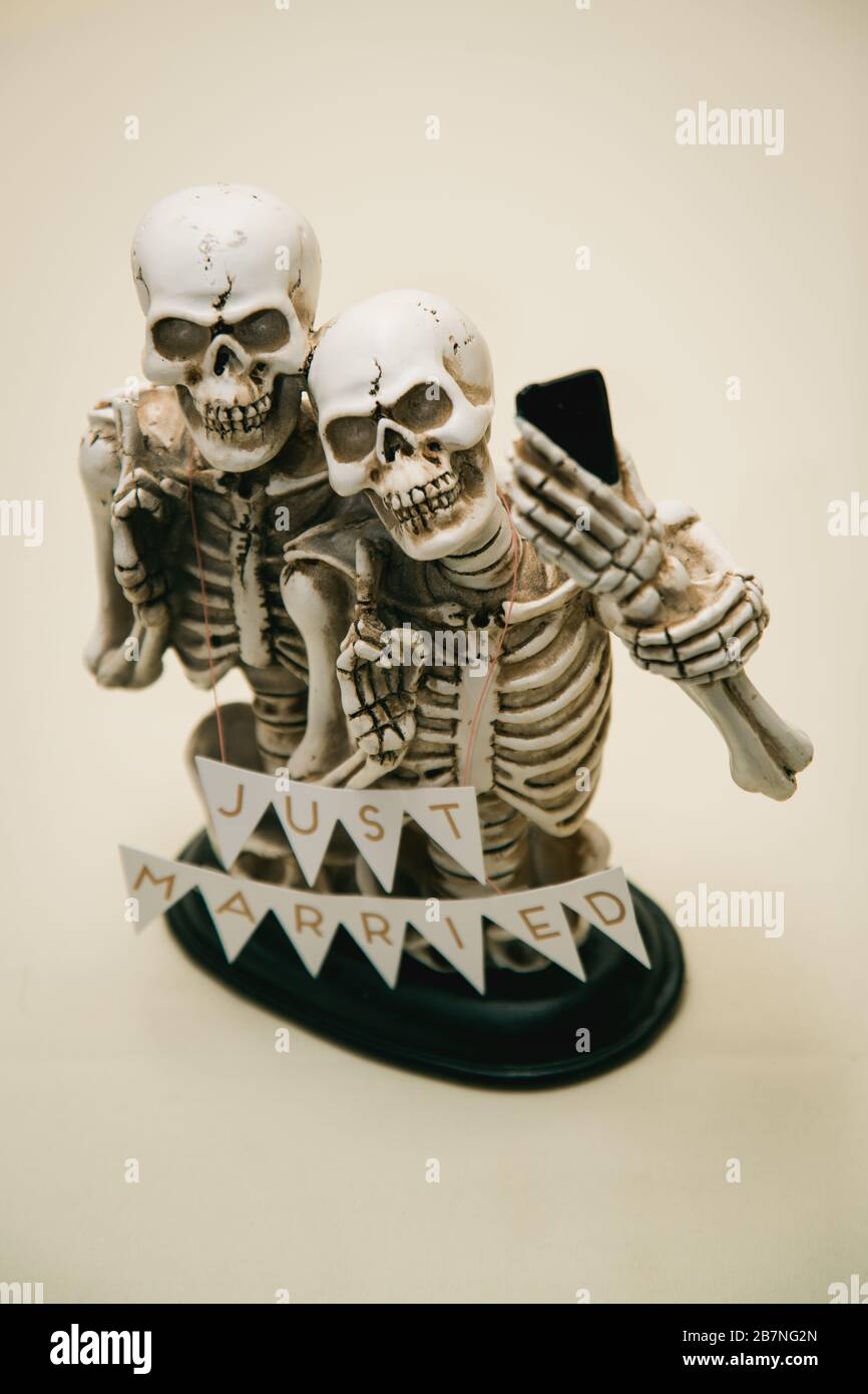 Squelettes dans la robe de mariage de mariée juste marié, concept fête d'Halloween. Banque D'Images