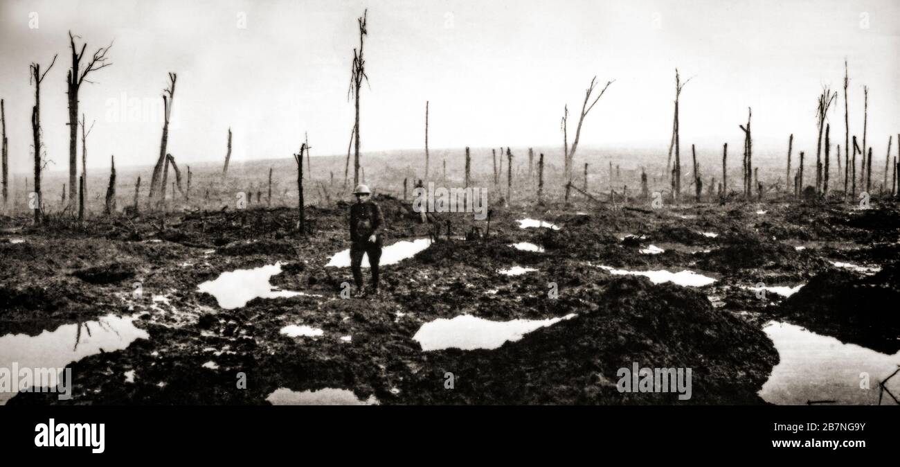 Un seul soldat canadien, dans le désert total de la crête de Passchendaele, au cours duquel la deuxième division canadienne a avancé pendant la troisième bataille d'Ypres, alias la bataille de Passchendaele, une campagne de la première Guerre mondiale, Cela a eu lieu sur le front occidental, de juillet à novembre 1917, pour le contrôle des crêtes au sud et à l'est de la ville belge d'Ypres en Flandre Occidentale. Banque D'Images