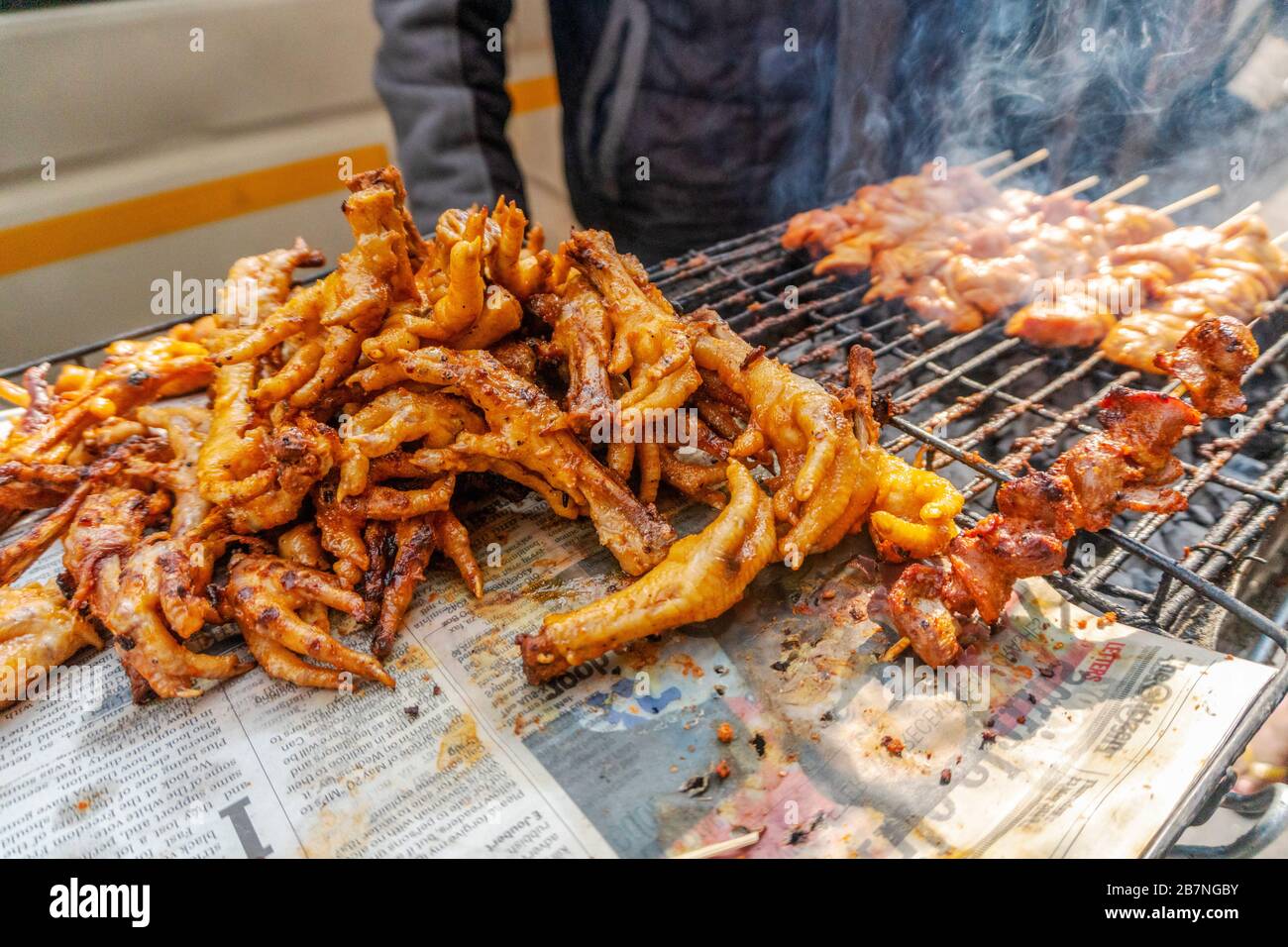Cuisine locale de la rue sud-africaine - brochettes et pieds de poulet bécisés Banque D'Images