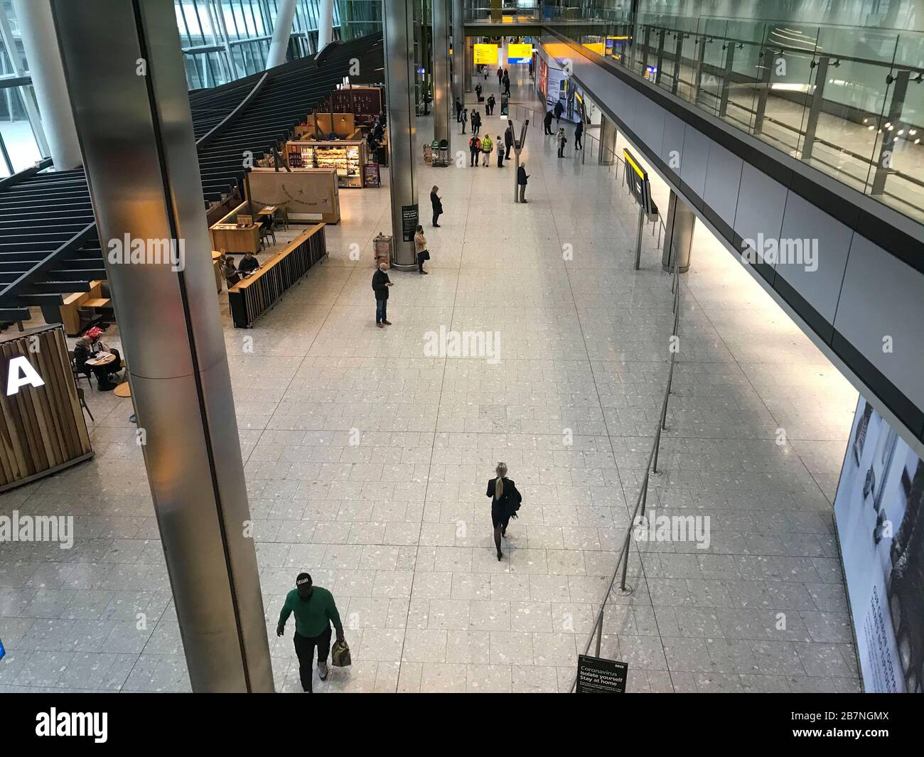 Le hall des arrivées du terminal 5 de l'aéroport d'Heathrow a été fermé, le jour suivant que le Premier ministre Boris Johnson a appelé les gens à rester à l'écart des pubs, des clubs et des théâtres, à travailler à domicile si possible et à éviter tous les contacts non essentiels et à voyager afin de réduire l'impact de la pandémie de coronavirus. Banque D'Images