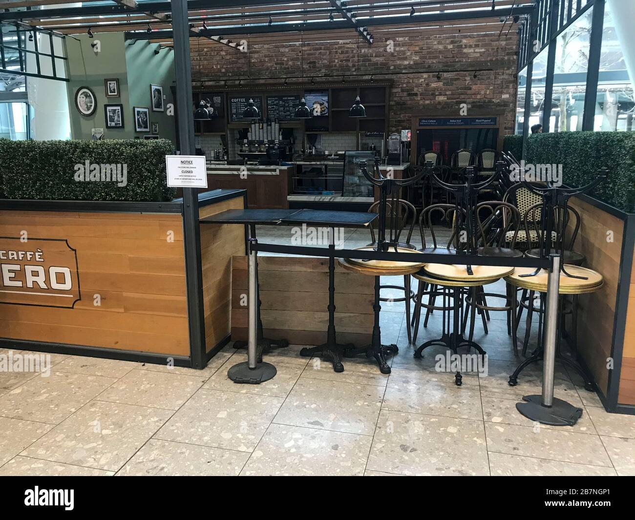 Caffe Nero, au terminal des arrivées de l'aéroport d'Heathrow 5, a été fermée, la journée après que le Premier ministre Boris Johnson a appelé les gens à rester loin des pubs, des clubs et des théâtres, travailler à domicile si possible et éviter tous les contacts et les déplacements non essentiels afin de réduire l'impact de la pandémie de coronavirus. Banque D'Images