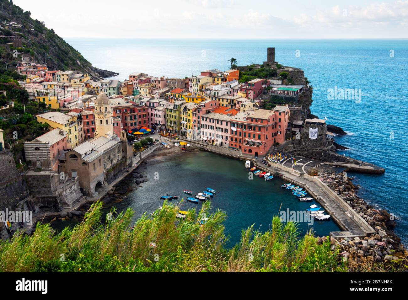 Vue d'été du village de Vernazza - l'un des cinq célèbres villages du parc national de Cinque Terre, région Ligurie, Italie. Photographie de paysage Banque D'Images