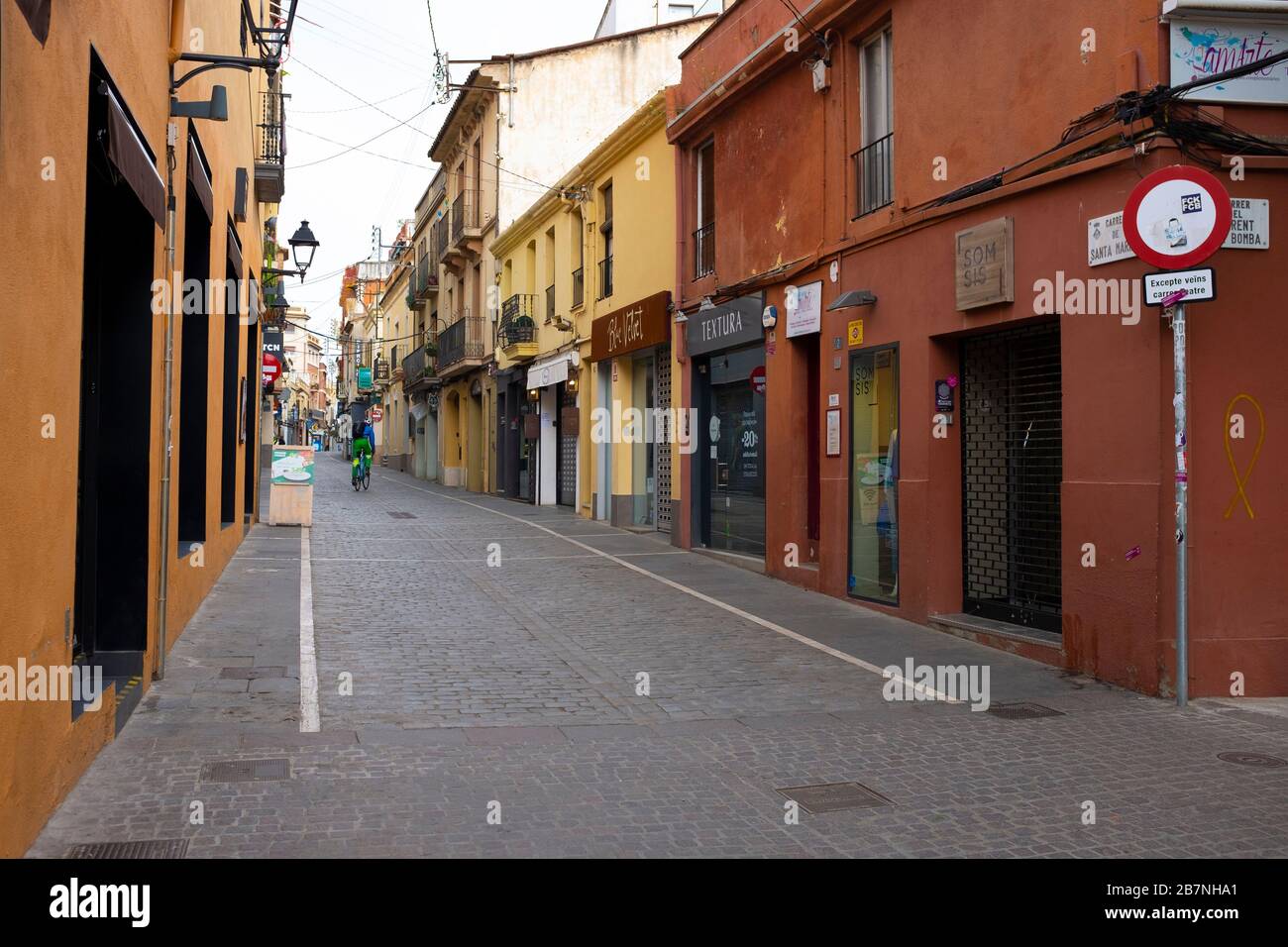 Vide Carrer de Santa Maria à Sant Cugat del Valles, une ville normalement animée de quelque 90 000 personnes en dehors de Barcelone, la veille de l'Espagne exerçant Banque D'Images