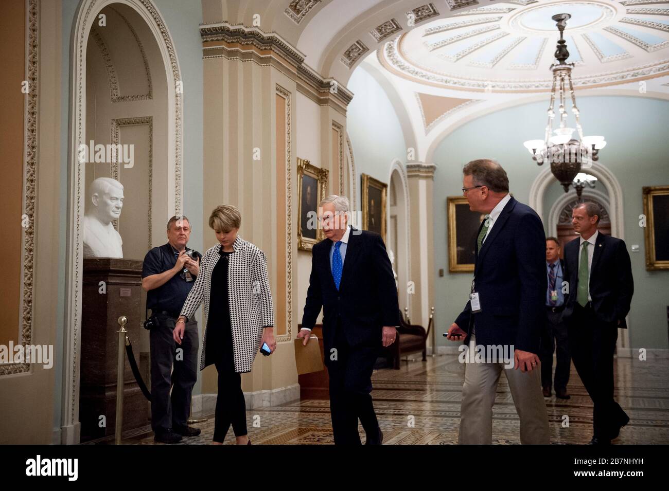 Le leader de la majorité au Sénat Mitch McConnell (R-KY) se rend à la salle du Sénat au Capitole des États-Unis à Washington, DC, le mardi 17 mars 2020. Crédit: Rod Lamkey / CNP | usage dans le monde entier Banque D'Images