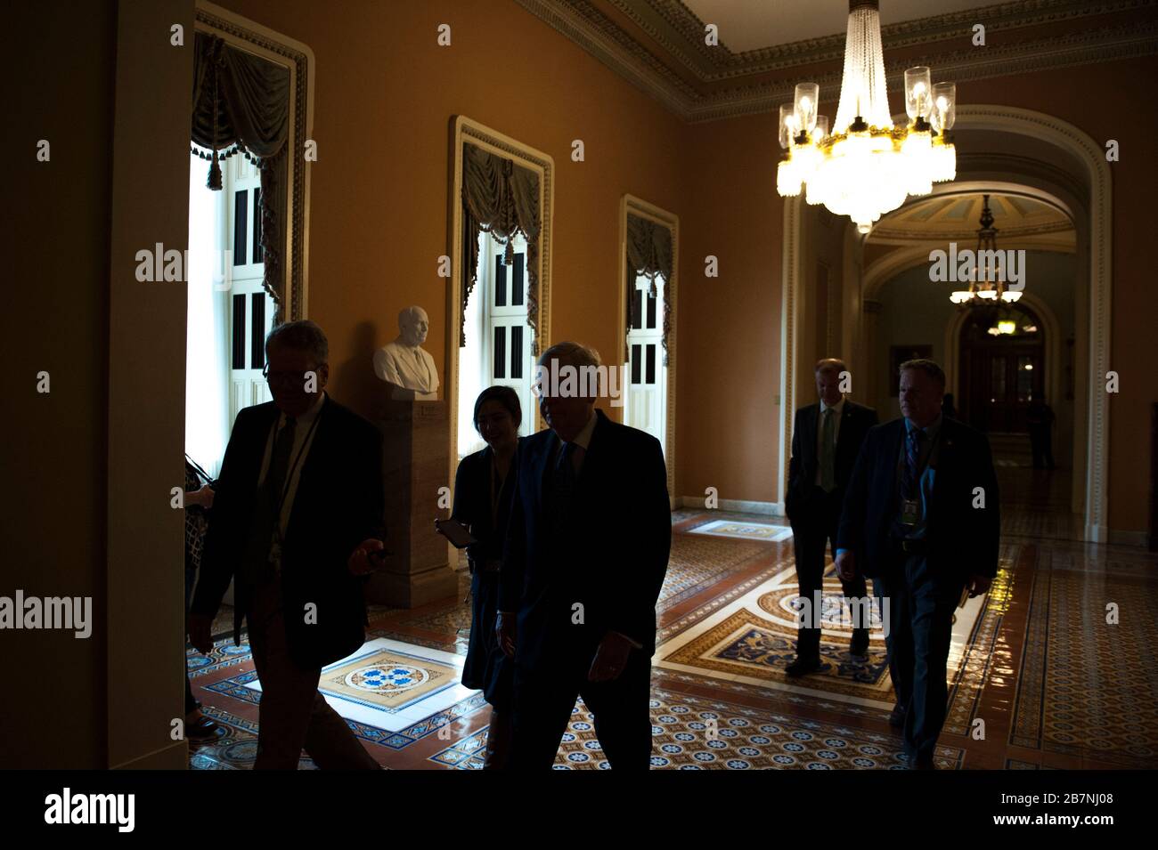 Le leader de la majorité au Sénat Mitch McConnell (R-KY) se rend à son bureau de la Chambre du Sénat au Capitole des États-Unis à Washington, DC, le mardi 17 mars 2020. Crédit: Rod Lamkey / CNP | usage dans le monde entier Banque D'Images