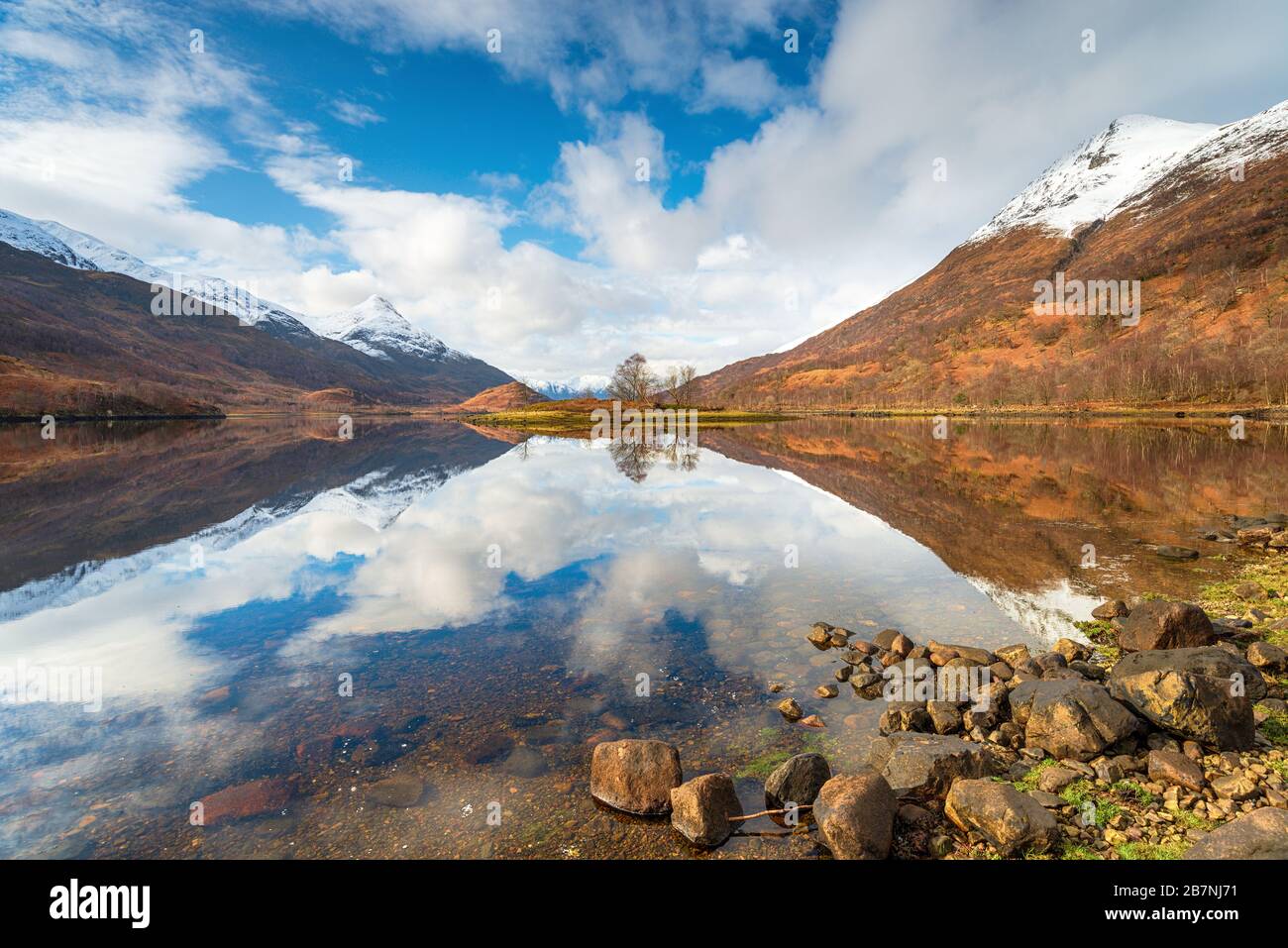 Réflexions sur le Loch Leven dans les Highlands d'Écosse Banque D'Images