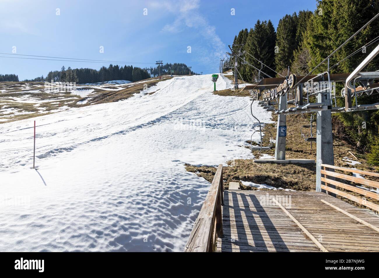 Domaine skiable fermé en raison de l'épidémie de virus de Corona. Téléphérique abandonné, télésiège et piste de ski. Hörnerbahn Bolsterlang, Bavière, Allemagne Banque D'Images