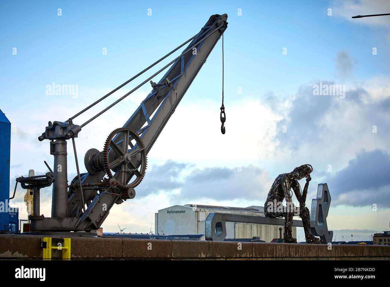 Copenhague, la capitale du Danemark, la sculpture permanente controversée « Zinkglobal, la clé de l'avenir » de THEZINKER à Nordre Toldbod Banque D'Images