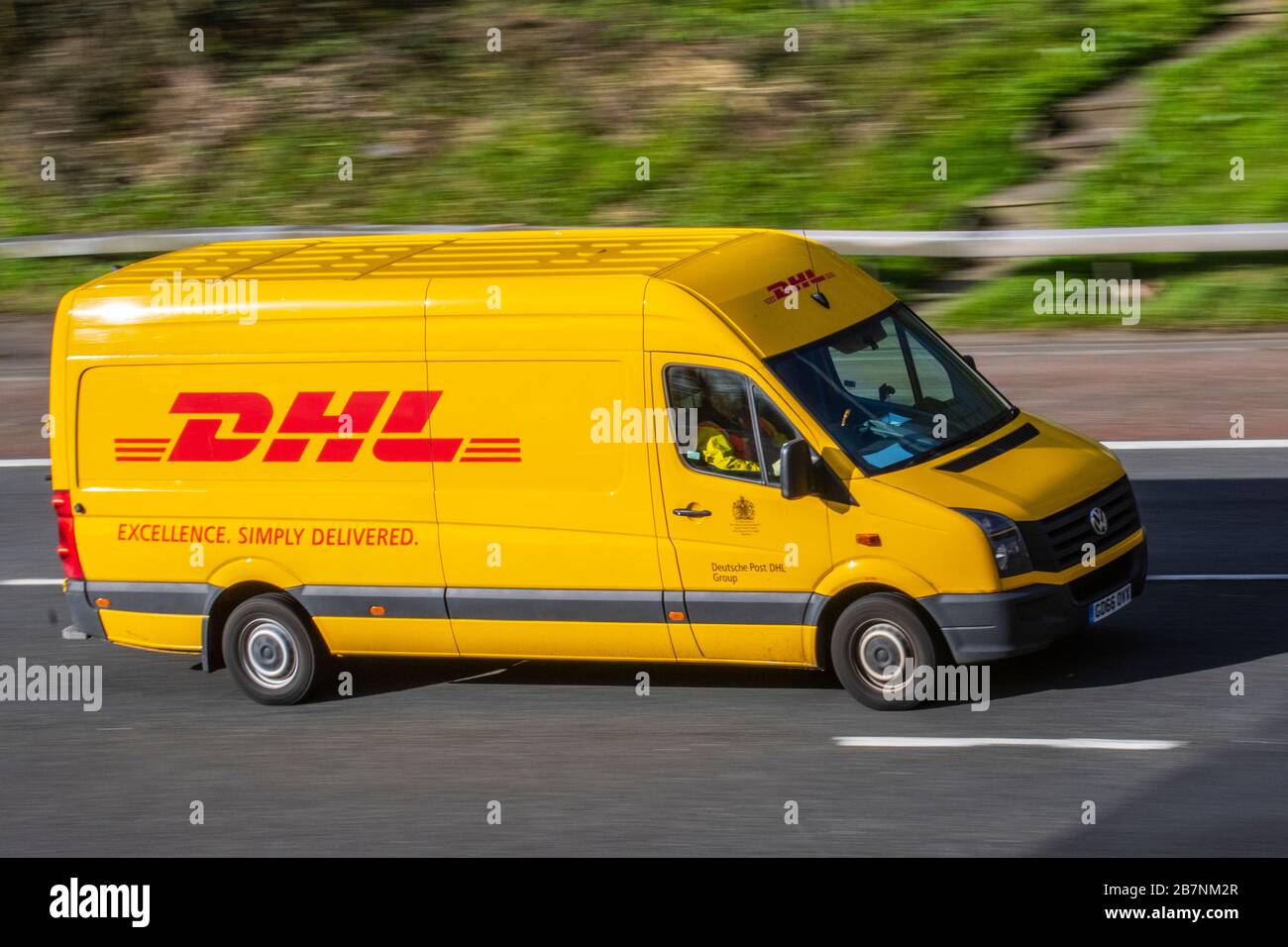 DHL living MAN conduisant la Mercedes Sprinter   jaune, Lancaster, Royaume-Uni; circulation automobile, transport, moderne, direction nord sur l'autoroute à 3 voies. Banque D'Images