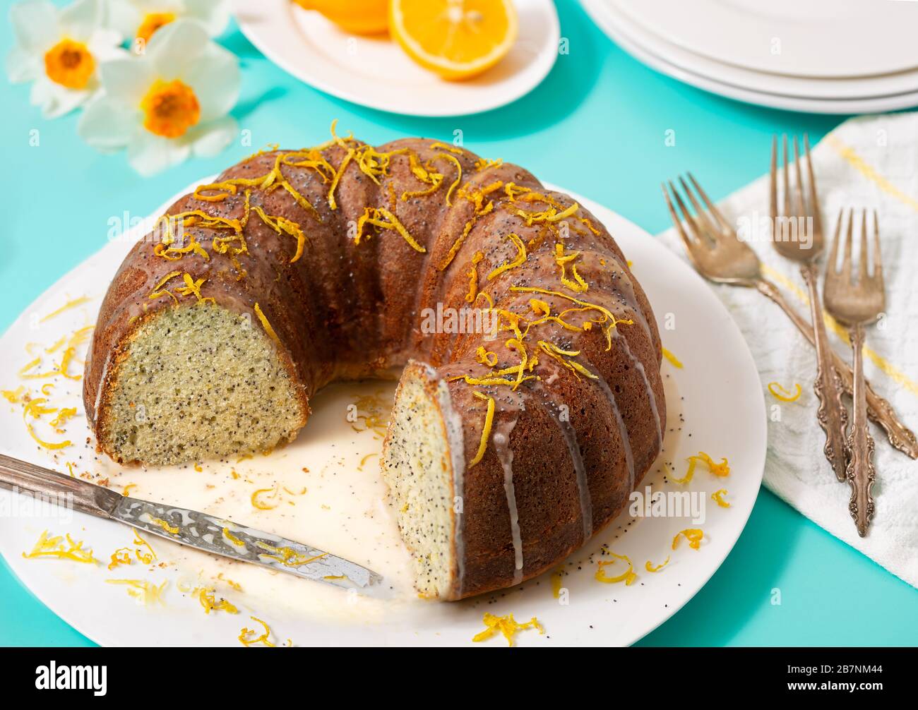 Gâteau aux graines de pavot au citron maison recouvert de Zest au citron Banque D'Images