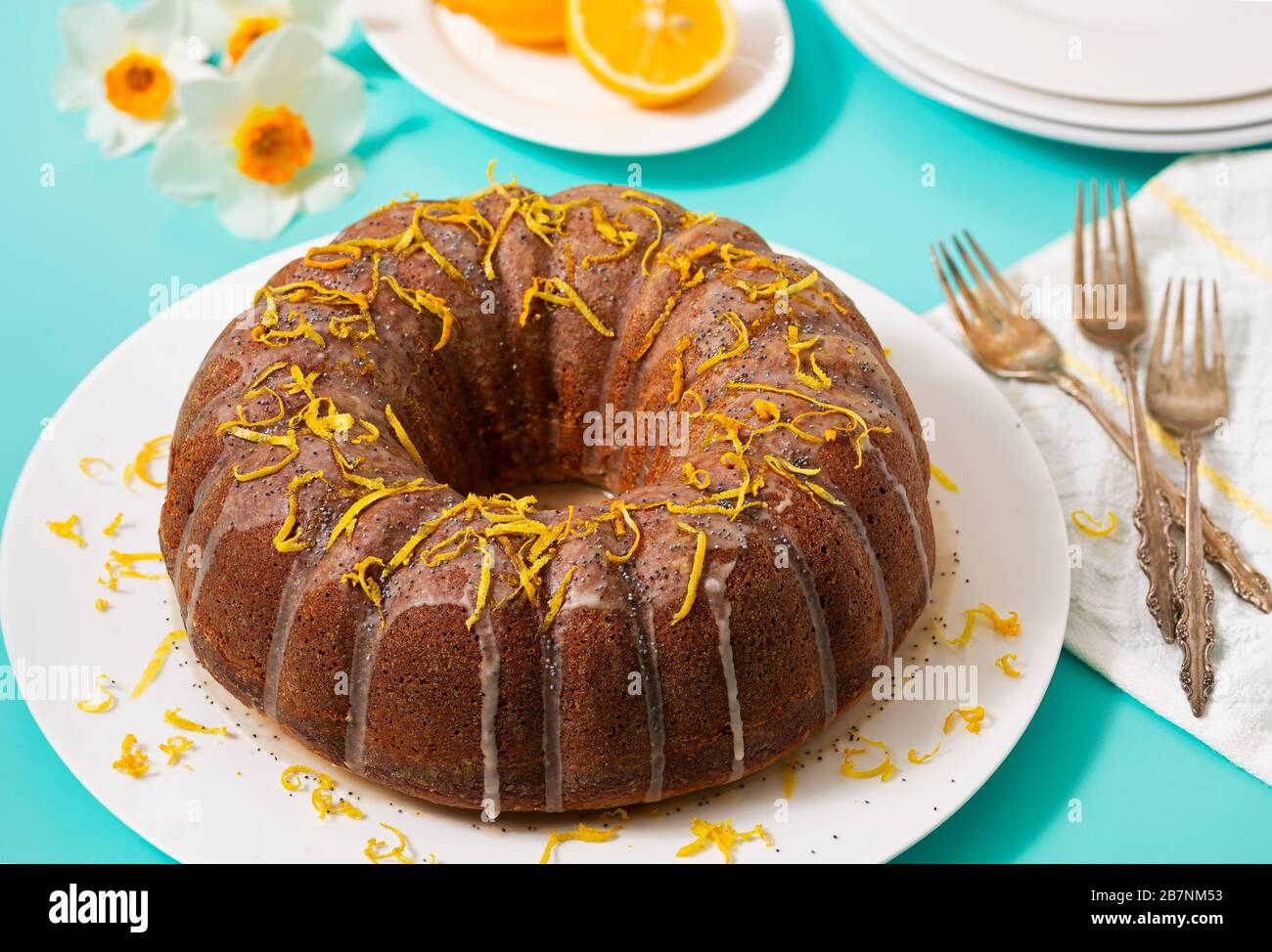 Gâteau aux graines de pavot au citron maison recouvert de Zest au citron Banque D'Images
