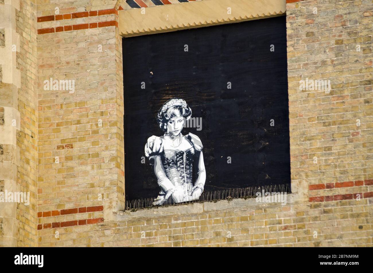 Croydon, Royaume-Uni - 2 octobre 2019: Détail des graffitis sur les travaux d'eau historiques à Croydon montrant la princesse Diana regardant triste. Par l'artiste de rue Rich Simmo Banque D'Images