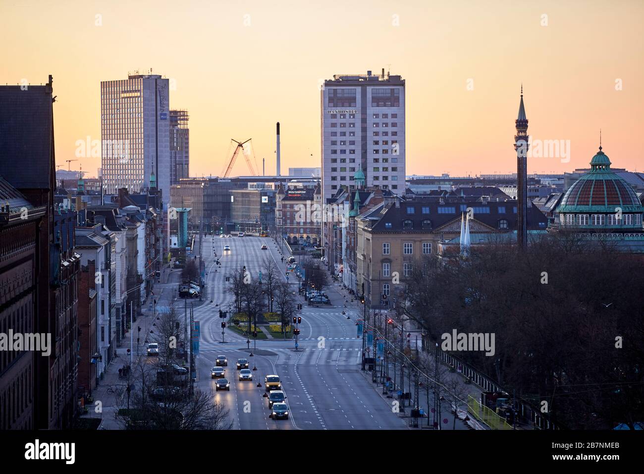 Copenhague, la capitale du Danemark, H. C. Andersens Blvd, lever du soleil tôt le matin Banque D'Images Copenhague, la capitale du Danemark, H. C. Andersens Blvd, lever du soleil tôt le matin Banque D'Images