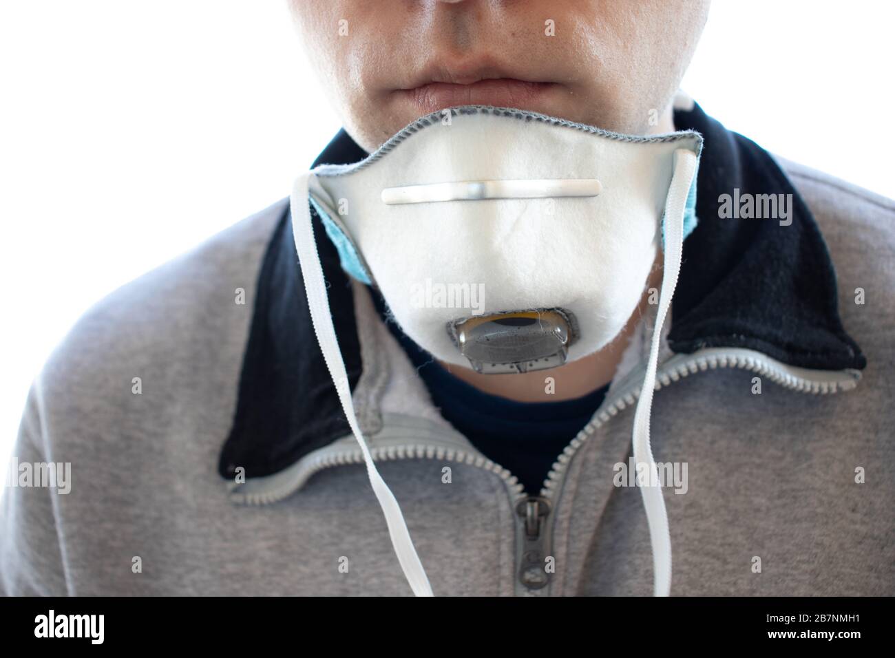 Un homme dans un respirateur sur son cou. L'homme a enlevé un masque médical. Gros plan. Concept de protection de la santé Banque D'Images Un homme dans un respirateur sur son cou. L'homme a enlevé un masque médical. Gros plan. Concept de protection de la santé Banque D'Images