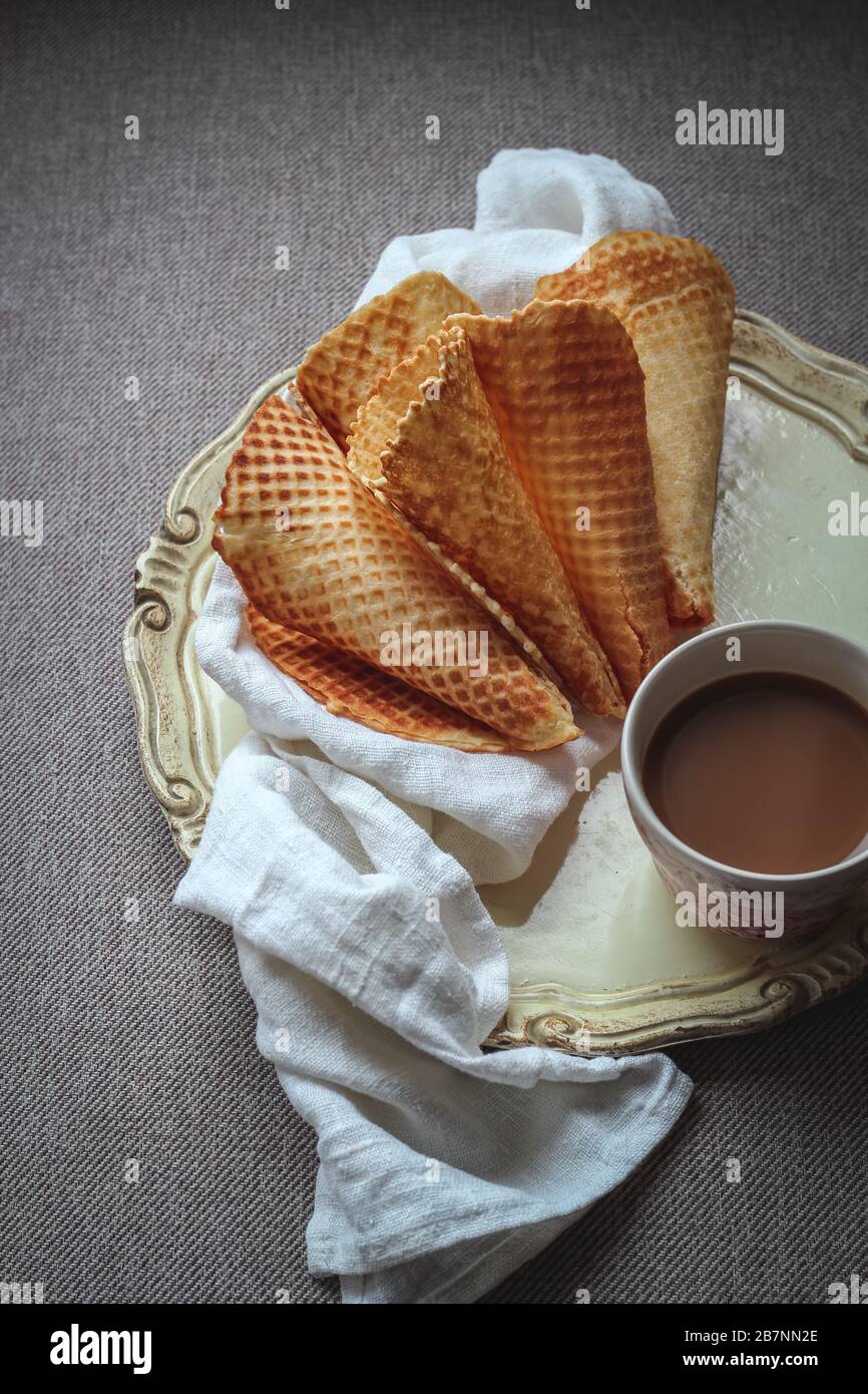 Gaufres maison et une tasse de café sur un plateau Banque D'Images