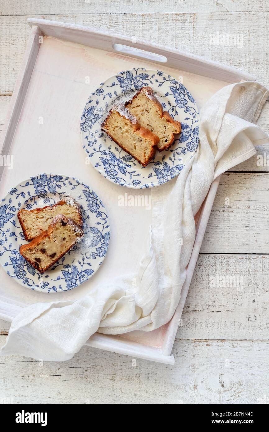 Maison gâteau de banane cuit dans des assiettes bleues sur un plateau blanc Banque D'Images