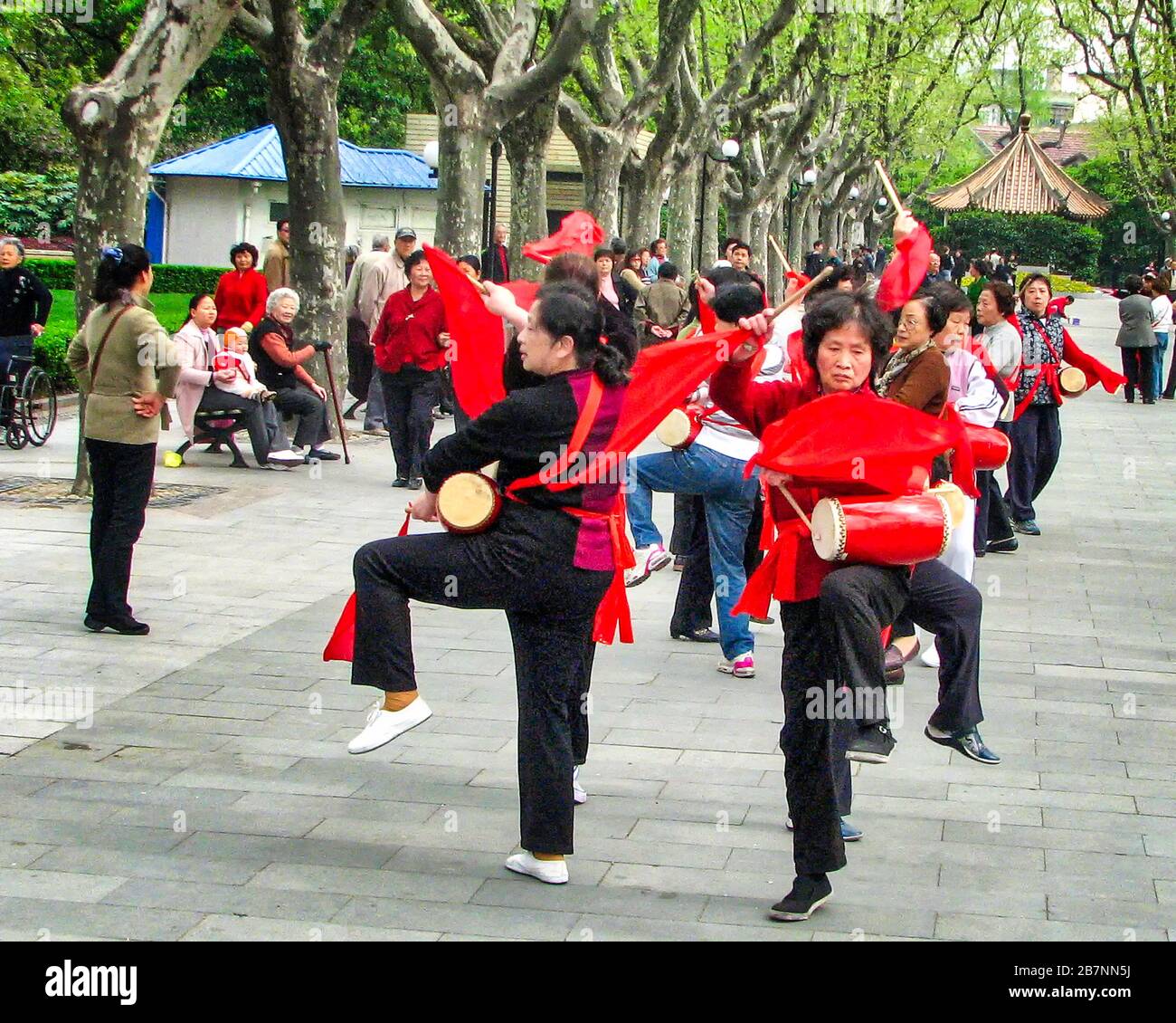 Le corps de tambour dans le parc Xiangyang à Shanghai passe par leur routine de samedi matin. Banque D'Images