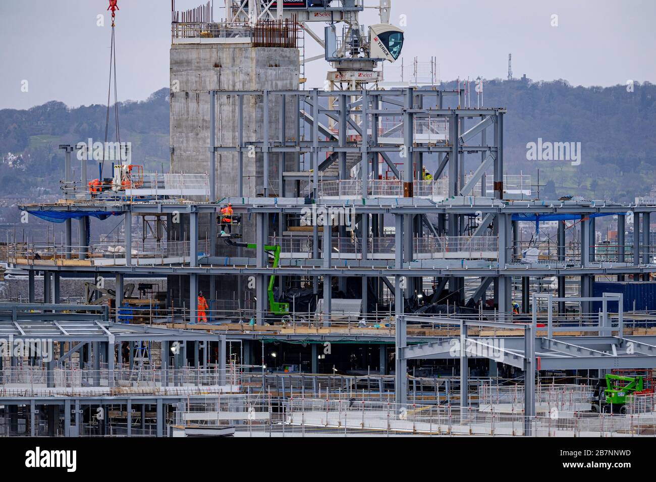 Les travailleurs construisent un bâtiment en acier encadré dans le centre d'Édimbourg. Banque D'Images