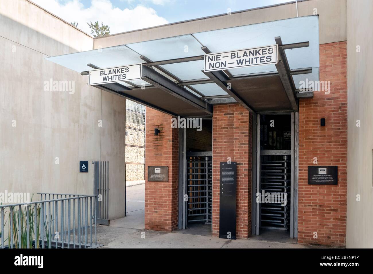 Johannesburg, Afrique du Sud - 25 mai 2019 : deux entrées différentes du musée de l'apartheid, une pour les blancs et une autre pour les non-blancs Banque D'Images