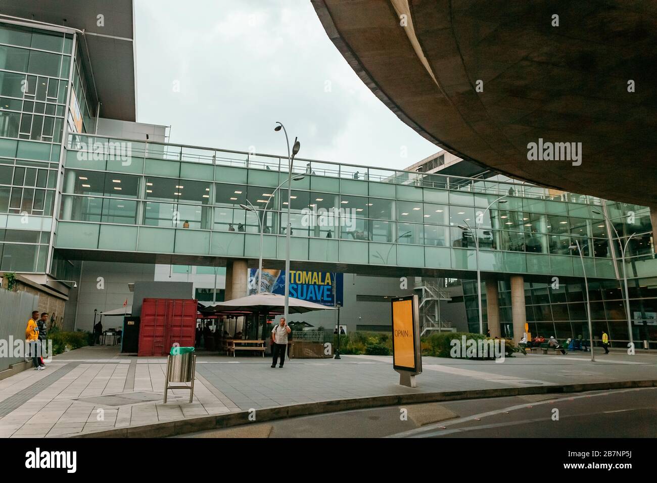 Façade, moyens de transport et voies d'accès de l'aéroport international El Dorado de Bogota, Bogota, 16 mars 2020 Banque D'Images