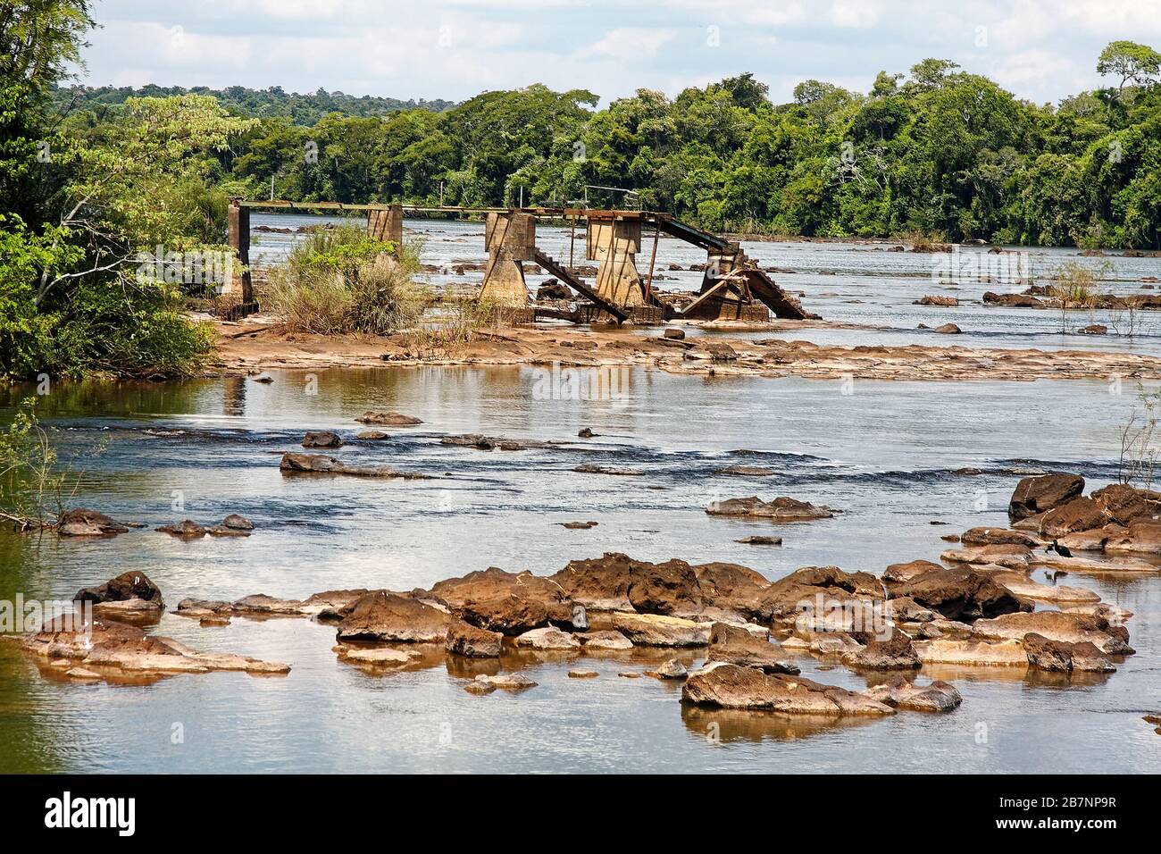Vieux pont; vestiges; abandonnés, tombant dans l'eau, rivière Iguassu; parc national des chutes d'Iguassu; Amérique du Sud; Argentine; été Banque D'Images