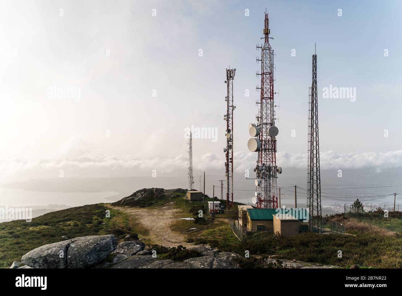 Antennes de communication en haut de la montagne avec vue sur la ville dans le nord de l'espagne au coucher du soleil Banque D'Images