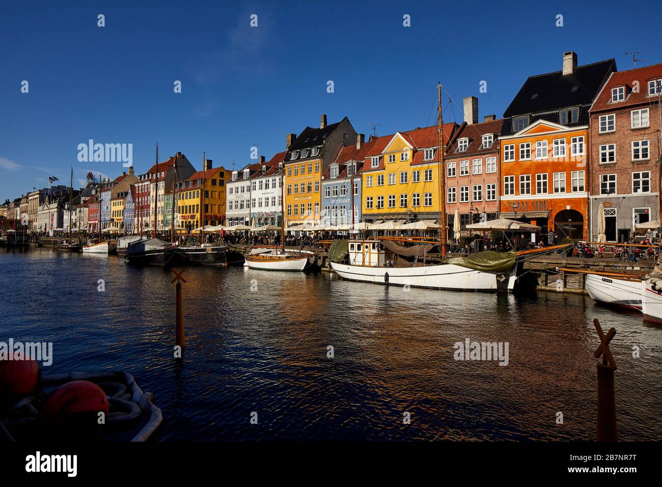 Copenhague, la capitale danoise, le front de mer historique de Nyhavn, le canal et le quartier des divertissements bordés de maisons de ville aux couleurs vives du XVIIe et du XVIIIe siècle Banque D'Images