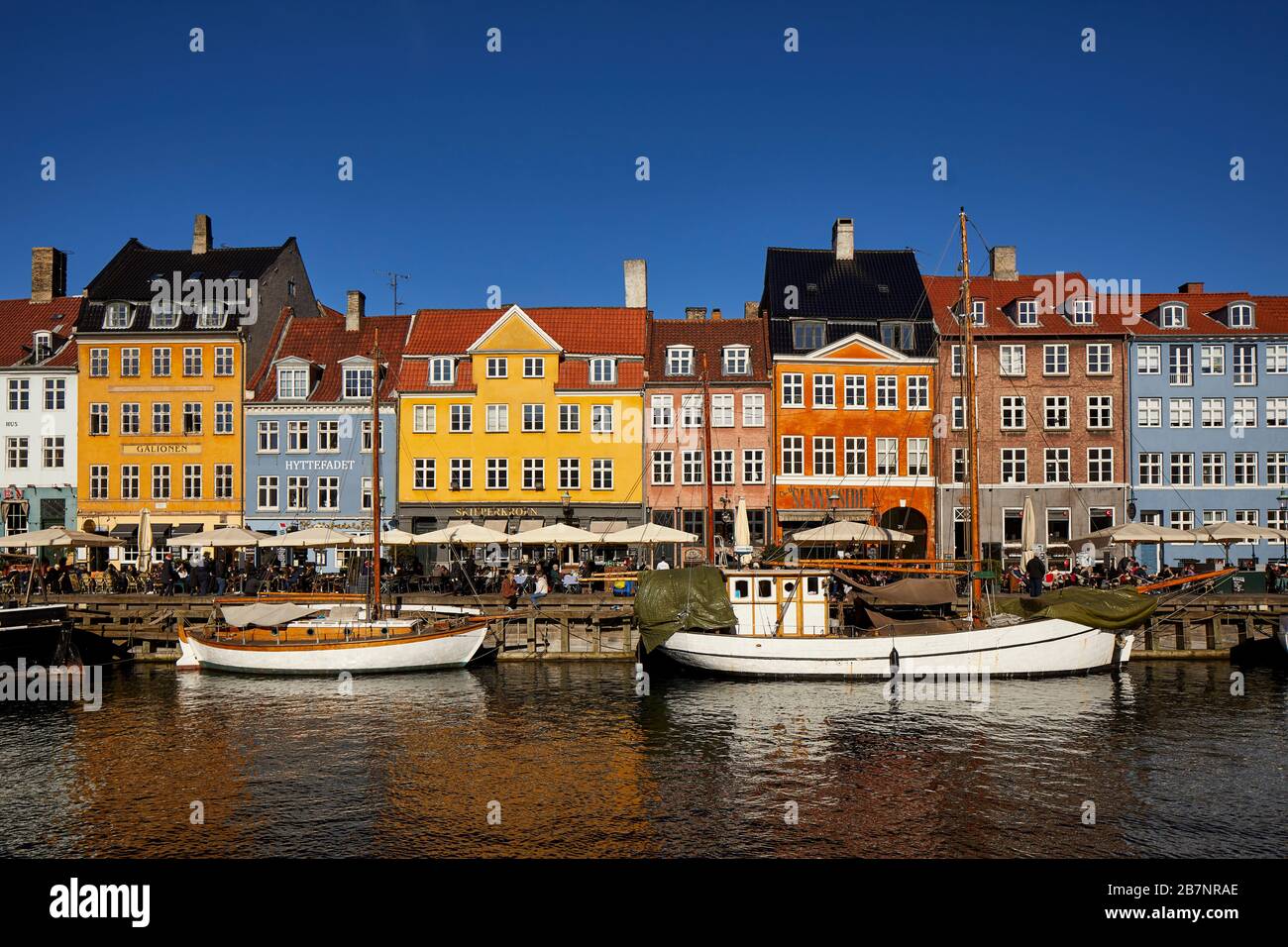 Copenhague, la capitale danoise, le front de mer historique de Nyhavn, le canal et le quartier des divertissements bordés de maisons de ville aux couleurs vives du XVIIe et du XVIIIe siècle Banque D'Images