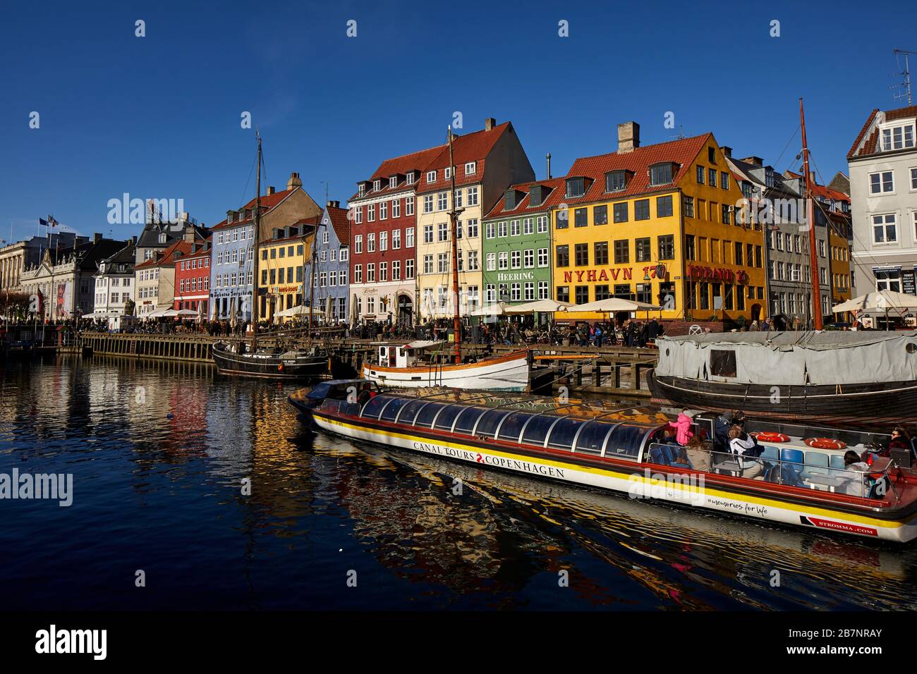 Copenhague, la capitale danoise, le front de mer historique de Nyhavn, le canal et le quartier des divertissements bordés de maisons de ville aux couleurs vives du XVIIe et du XVIIIe siècle Banque D'Images