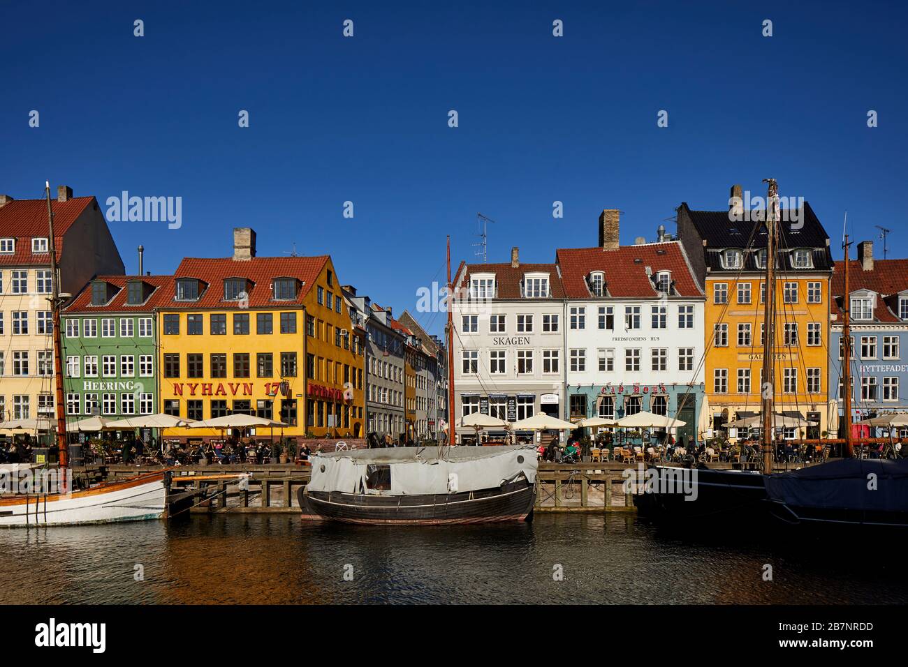 Copenhague, la capitale danoise, le front de mer historique de Nyhavn, le canal et le quartier des divertissements bordés de maisons de ville aux couleurs vives du XVIIe et du XVIIIe siècle Banque D'Images