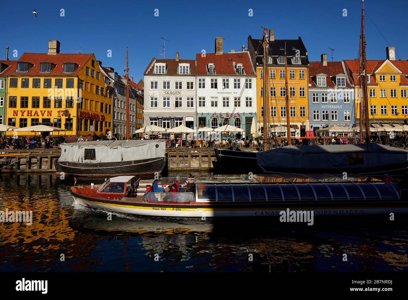 Copenhague, la capitale danoise, le front de mer historique de Nyhavn, le canal et le quartier des divertissements bordés de maisons de ville aux couleurs vives du XVIIe et du XVIIIe siècle Banque D'Images