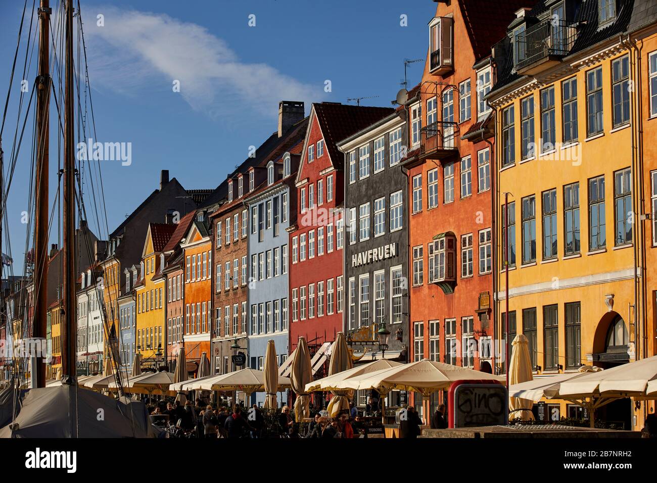 Copenhague, la capitale danoise, le front de mer historique de Nyhavn, le canal et le quartier des divertissements bordés de maisons de ville aux couleurs vives du XVIIe et du XVIIIe siècle Banque D'Images