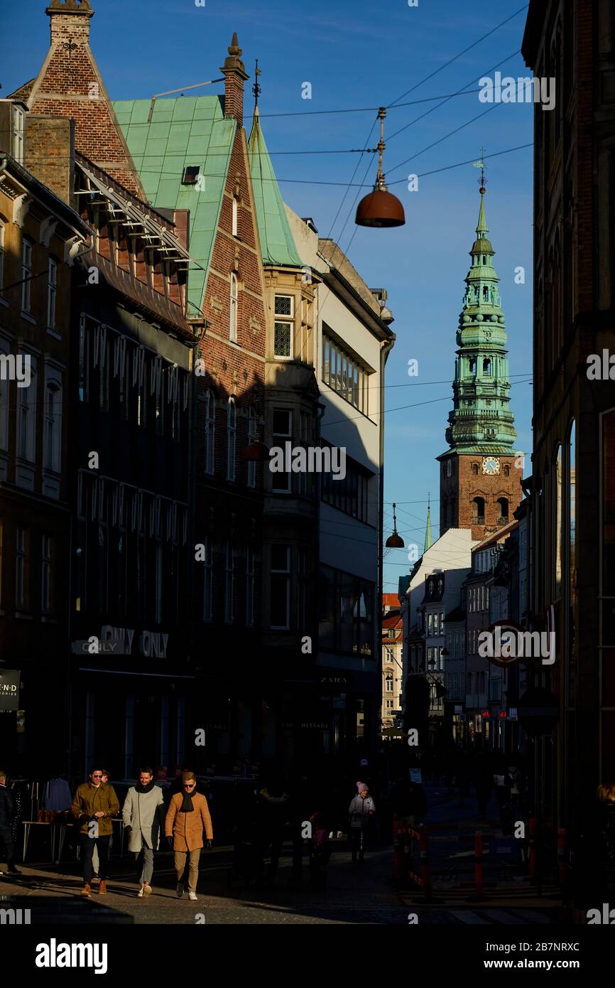 Copenhague, la capitale du Danemark, la tour d’horloge néo-baroque du Nikolaj Contemporary Art Center et l’ancienne église Saint-Nicolas Banque D'Images