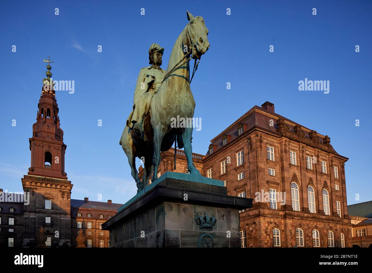 Copenhague, capitale du Danemark, Palais Christiansborg et statue équestre de Christian IX par l'artiste Anne Marie Carl-Nielsen et les gouvernmen de Folketinget Banque D'Images
