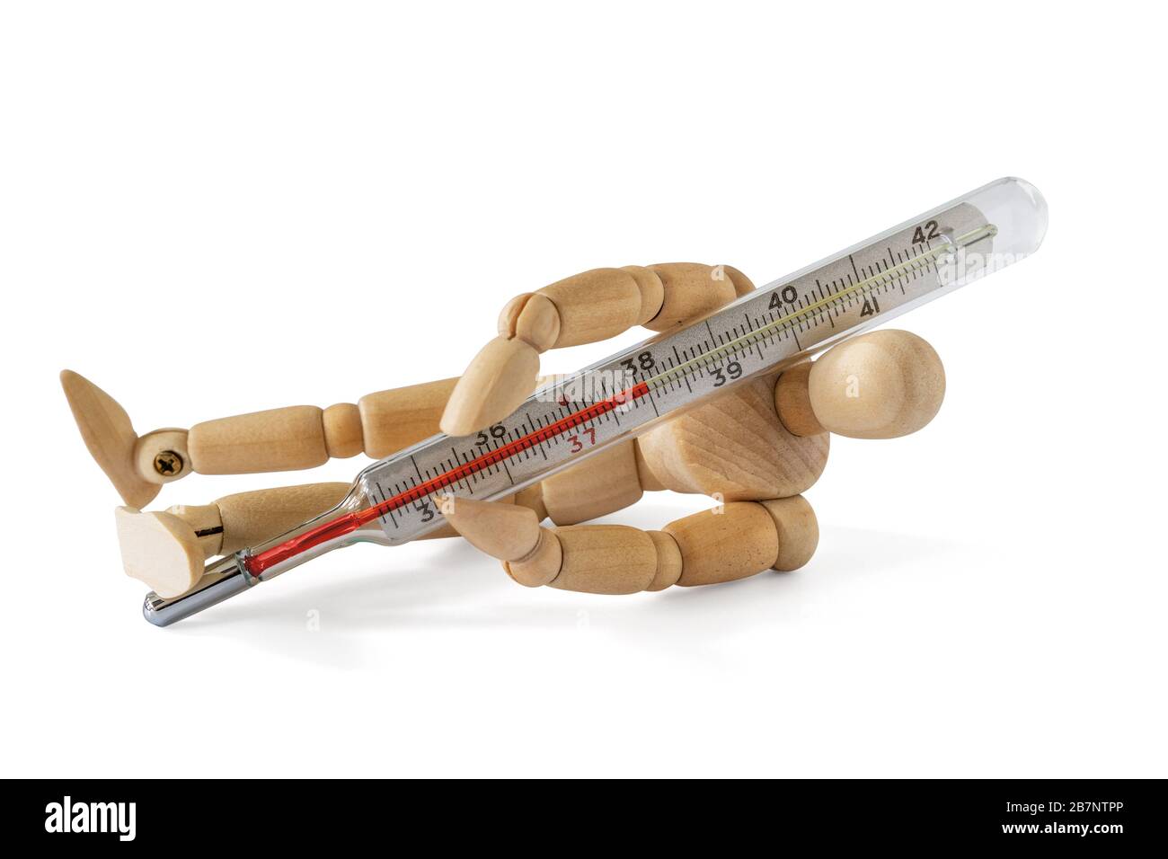 Un homme en bois tombé tenant un thermomètre indiquant une température élevée. Concept de saison du froid, du virus et de la grippe. Banque D'Images