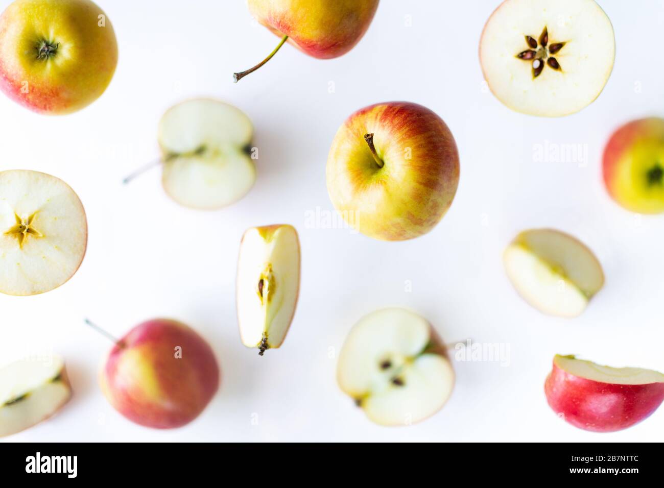 Pommes rouges en tranches au-dessus du fond blanc, effet de lévitation Banque D'Images