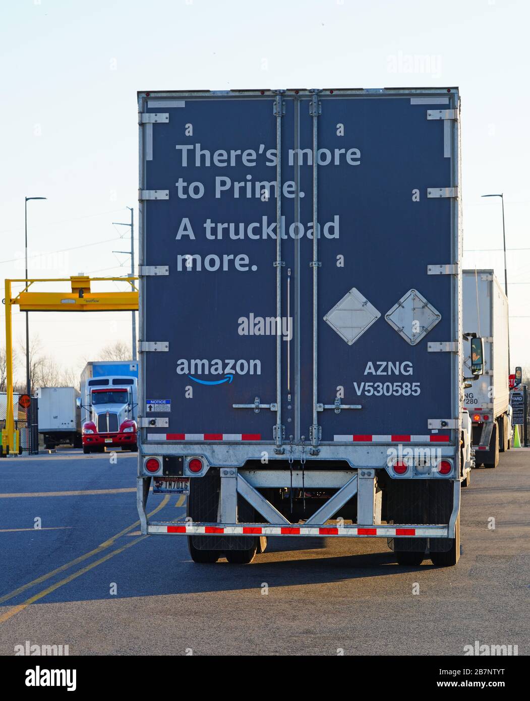 WEST DEPTFORD, NJ -23 FÉVRIER 2020 - un camion-remorque de livraison Amazon  Prime qui entre dans un centre logistique de distribution de distribution  de distribution de distribution Amazon en New J Photo