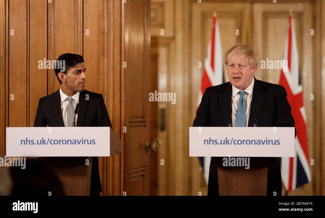 Le Premier ministre Boris Johnson, avec le chancelier Rishi Sunak, a parlé à un exposé des médias à Downing Street, Londres, sur Coronavirus (COVID-19). Date de l'image: Mardi 17 mars 2020. Voir l'histoire de PA SANTÉ Coronavirus. Crédit photo devrait lire: Matt Dunham/PA fil Banque D'Images