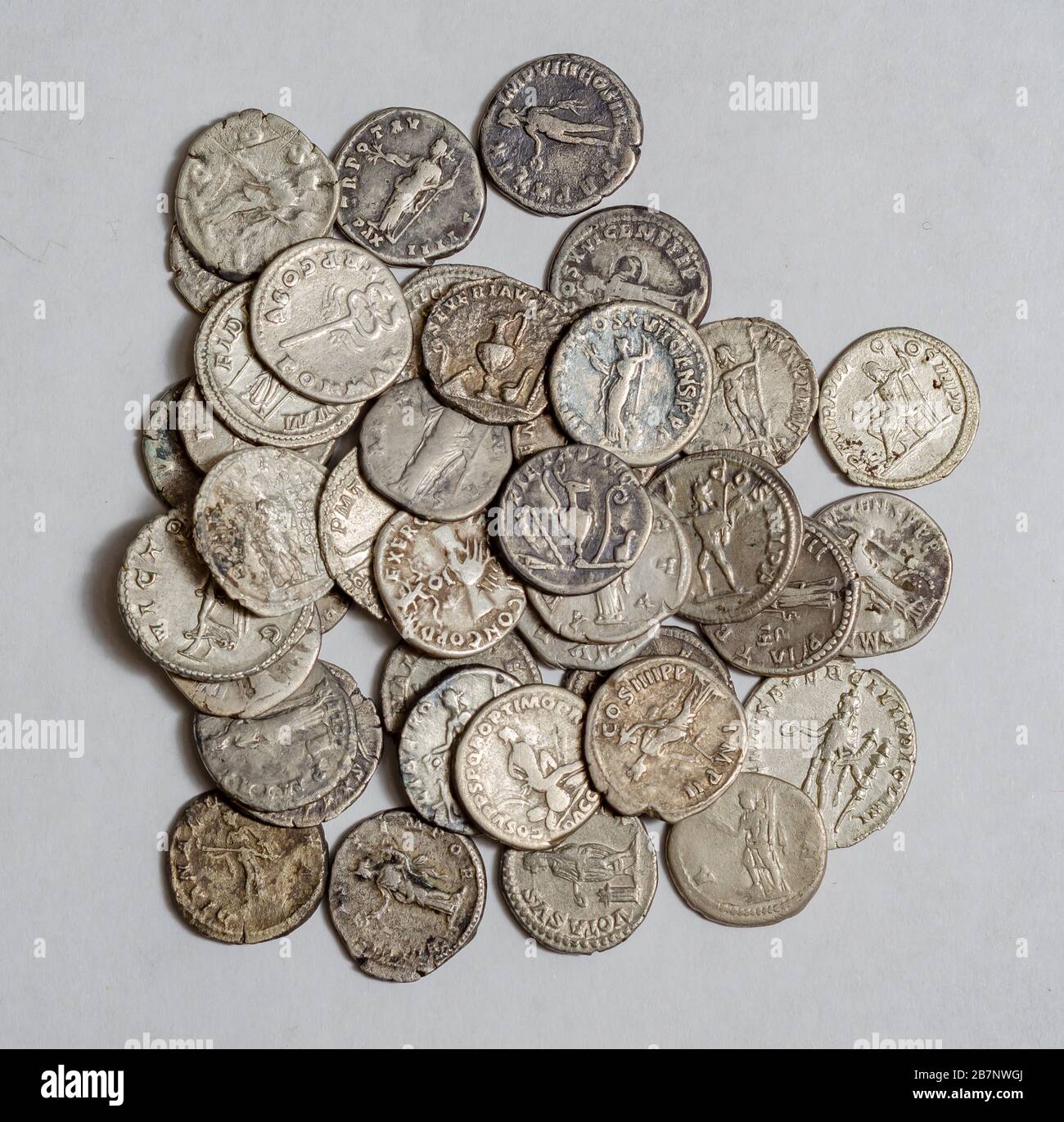 Pièces anciennes romaines, petite pile d'argent sur fond blanc Banque D'Images