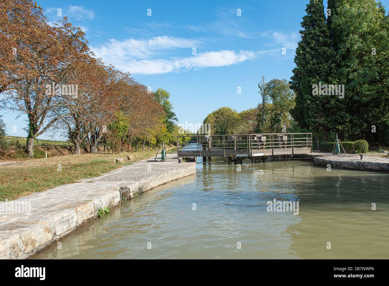 Vue sur un écluse sur le Canal du Midi, Carcassonne, Languedoc-Roussillon, France Banque D'Images