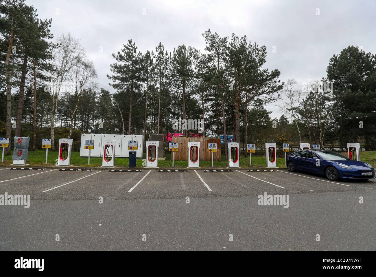 Les stations de charge Tesla à Fleet services, Hampshire. Banque D'Images