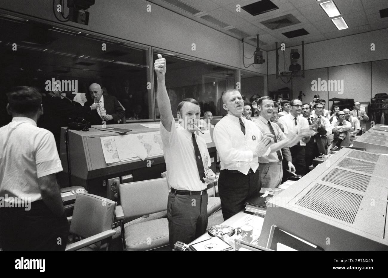 Apollo 13 - NASA, 1970. Centre de contrôle de mission, Houston, Texas : trois des quatre directeurs de vol Apollo 13 applaudissent le bon déroulement de l'Odyssée du module de commandement, 17 avril 1970. Banque D'Images