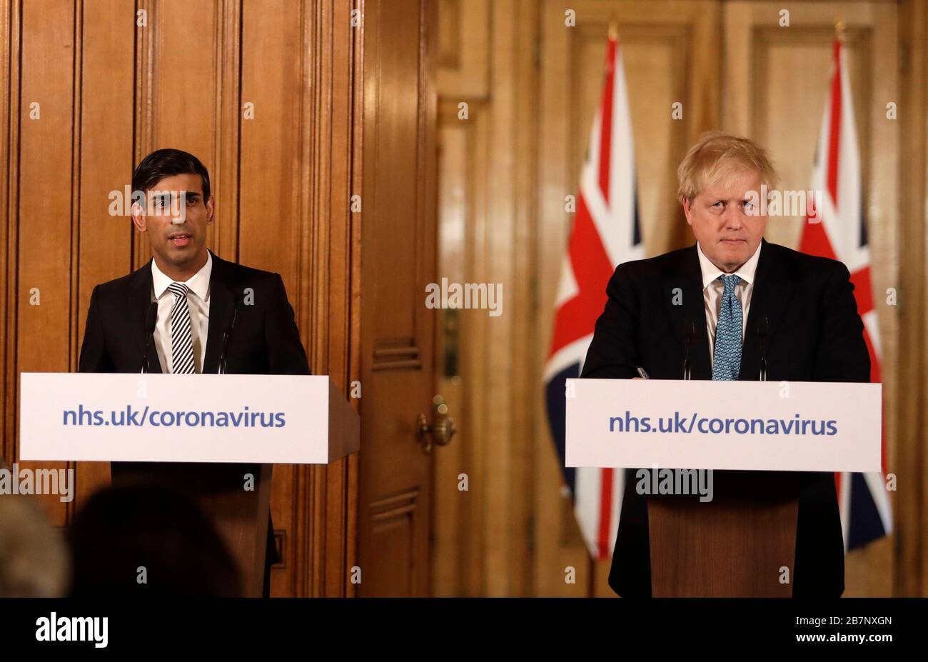 Le chancelier Rishi Sunak et le Premier ministre Boris Johnson lors d'un exposé médiatique à Downing Street, Londres, sur Coronavirus (COVID-19). Date de l'image: Mardi 17 mars 2020. Voir l'histoire de PA SANTÉ Coronavirus. Crédit photo devrait lire: Matt Dunham/PA fil Banque D'Images