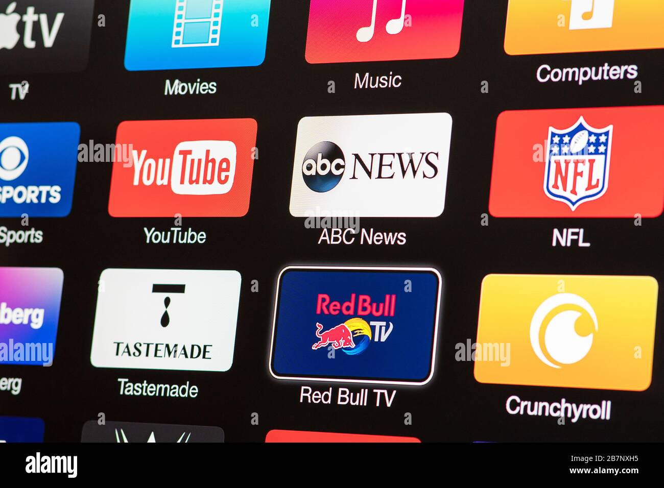Smart TV avec icônes de services et d'applications de streaming vidéo: YouTube, ABC News, Tastemade, UFC, NFL, Crunchyroll, Flickr et Red Bull TV. Banque D'Images