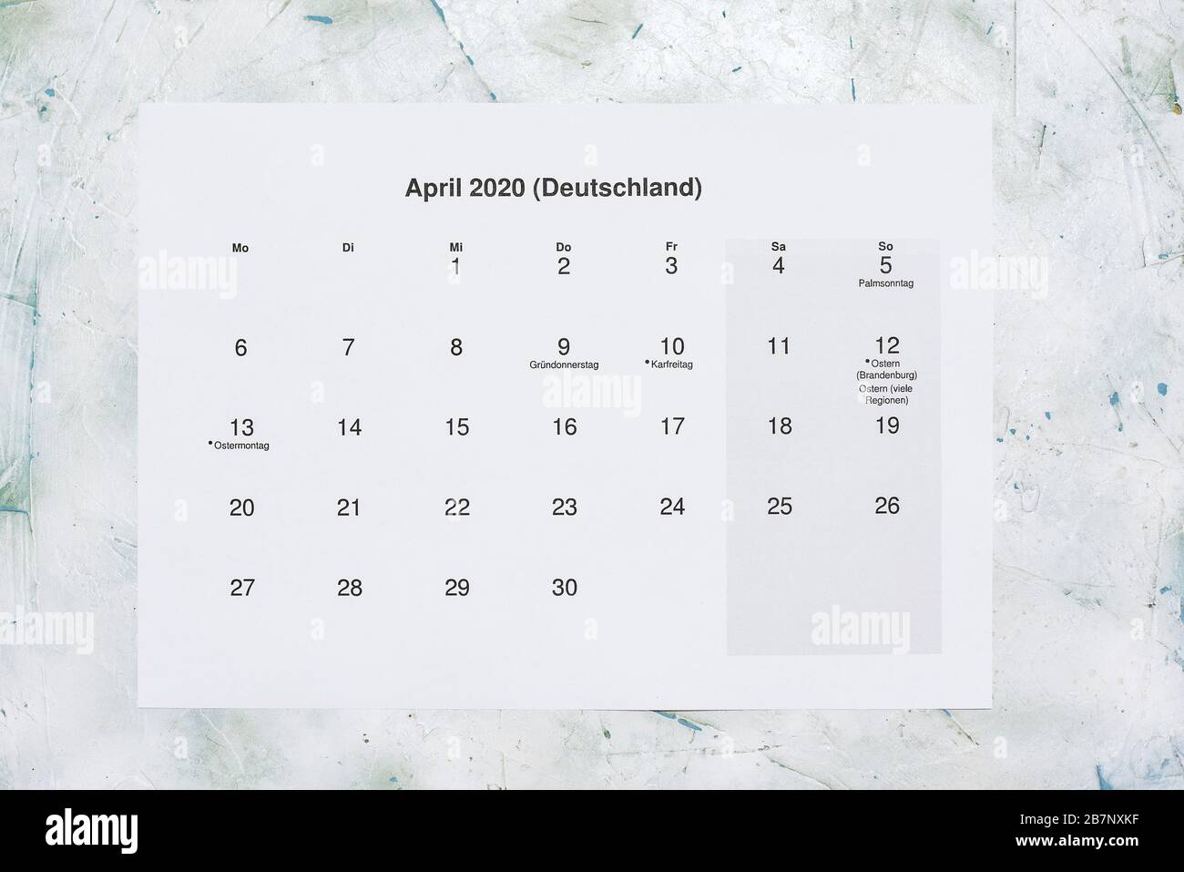 Monatskalender avril 2020. Traduction: Calendrier mensuel d'avril 2020. Calendrier du mois d'avril en néerlandais. Vue de dessus Banque D'Images