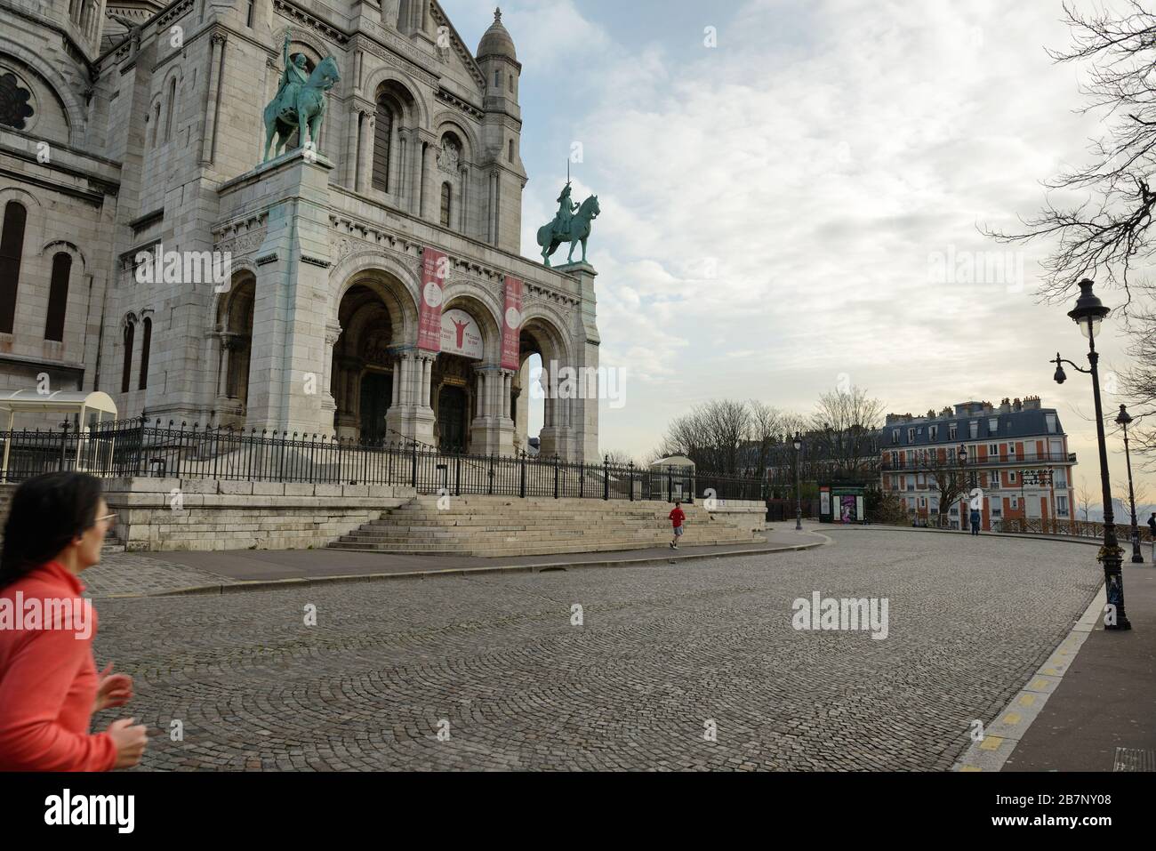 PARIS, FRANCE - 17 MARS 2020: La France a ordonné le verrouillage dans la bataille de Coronavirus, célèbre lieu touristique comme devant l'église du Sacré coeur, généralement bondée A Banque D'Images
