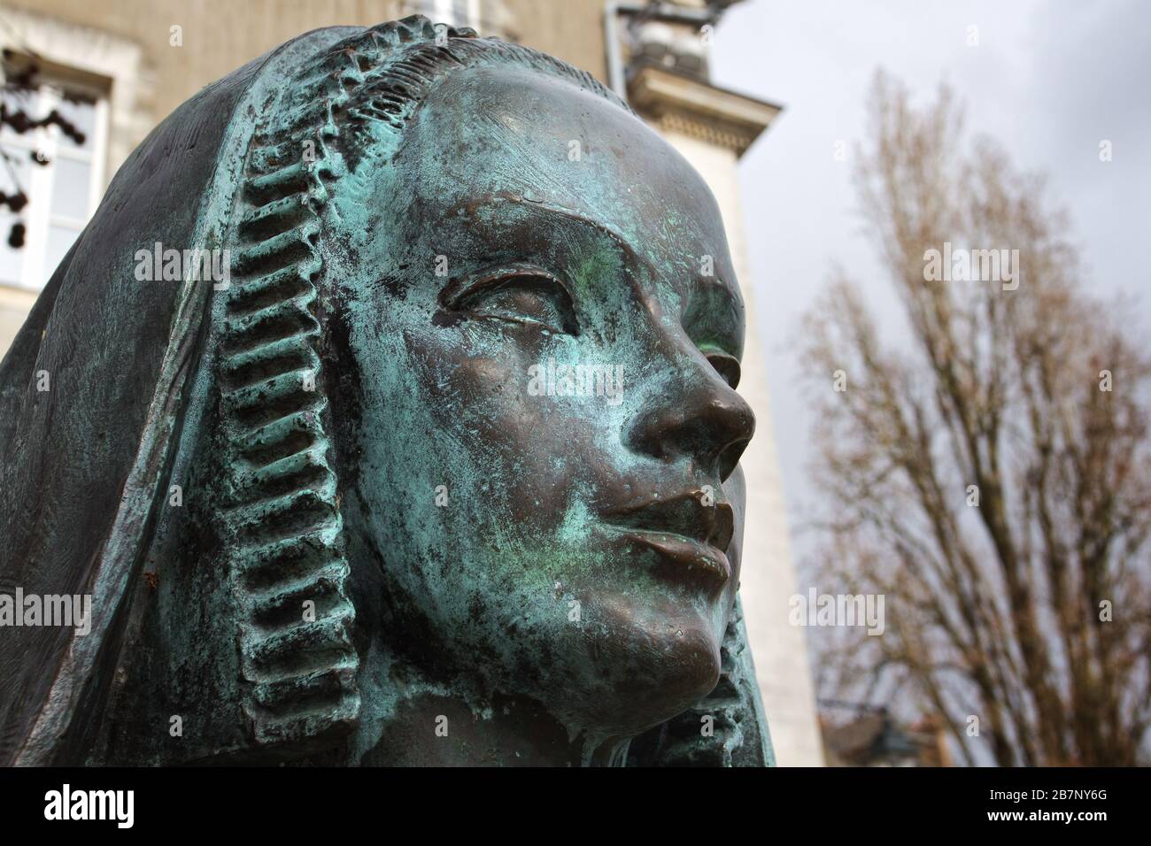 Statue d'Anne de Bretagne par Jean Fréour (2002) près du Château des ducs de Bretagne, Nantes, Loire Atlantique, France Banque D'Images