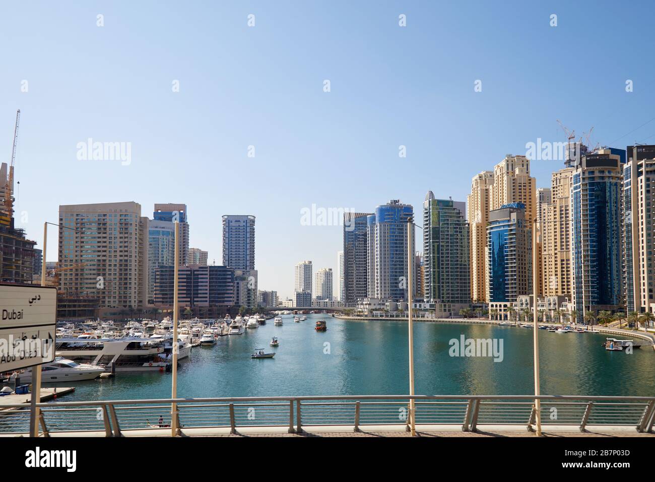 Gratte-ciel et bateaux de la marina de Dubaï dans le port en une journée ensoleillée, ciel bleu clair à Dubaï, Emirats Arabes Unis Banque D'Images